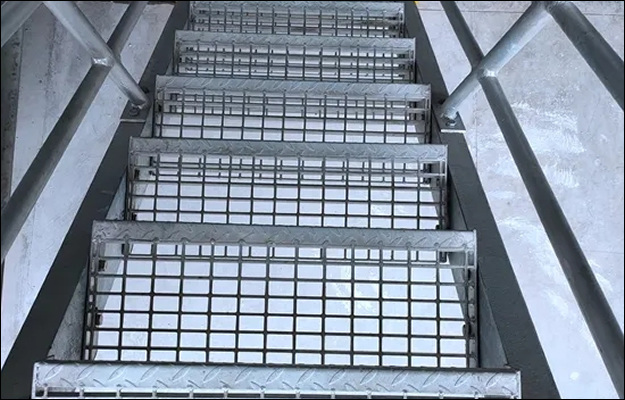 Serrated bar grating stair treads hot dipped galvanized